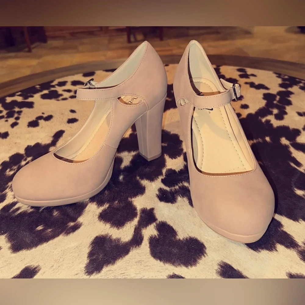 Heels - Picture 2 of 3